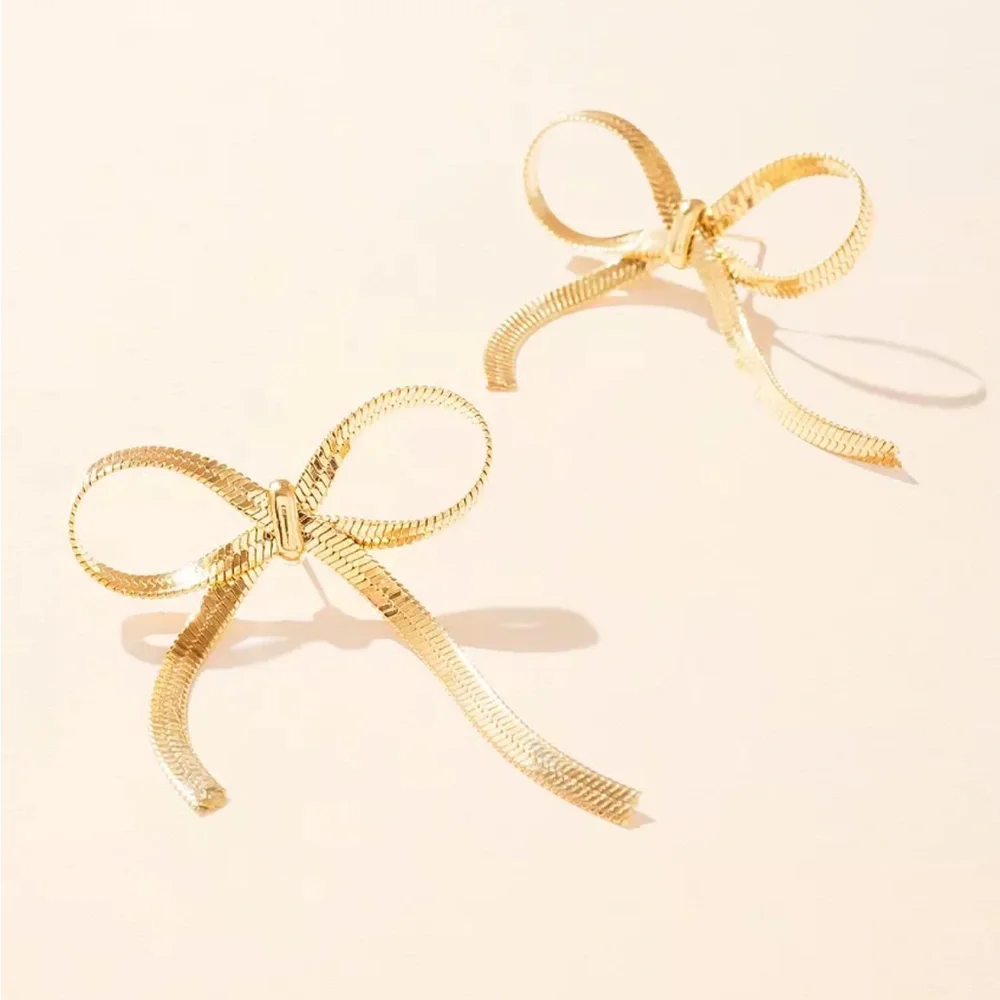 NWOT Gold Snake Chain Bow Earrings (1009)